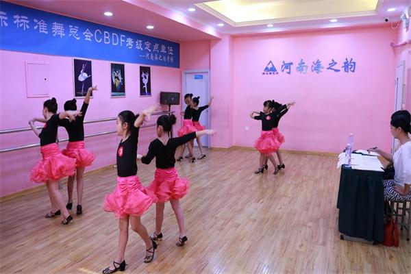 海之韻藝術(shù)培訓(xùn)學(xué)校 點(diǎn)亮藝術(shù)的殿堂，成就夢(mèng)想的舞臺(tái)
